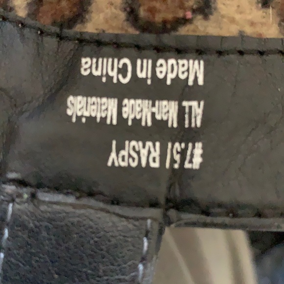 Very volatile Raspy Black Cowboy Boot - Picture 3 of 6